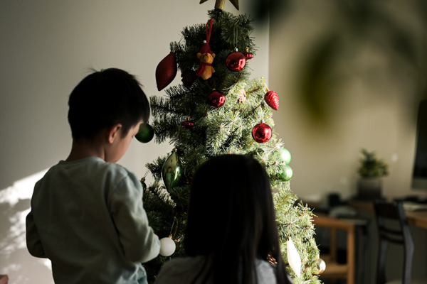 クリスマスツリーの飾り付け